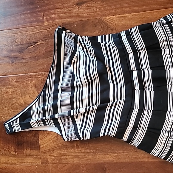 ๐Host Pick ๐ White House, Black Market striped one shoulder pleated dress - Picture 4 of 11